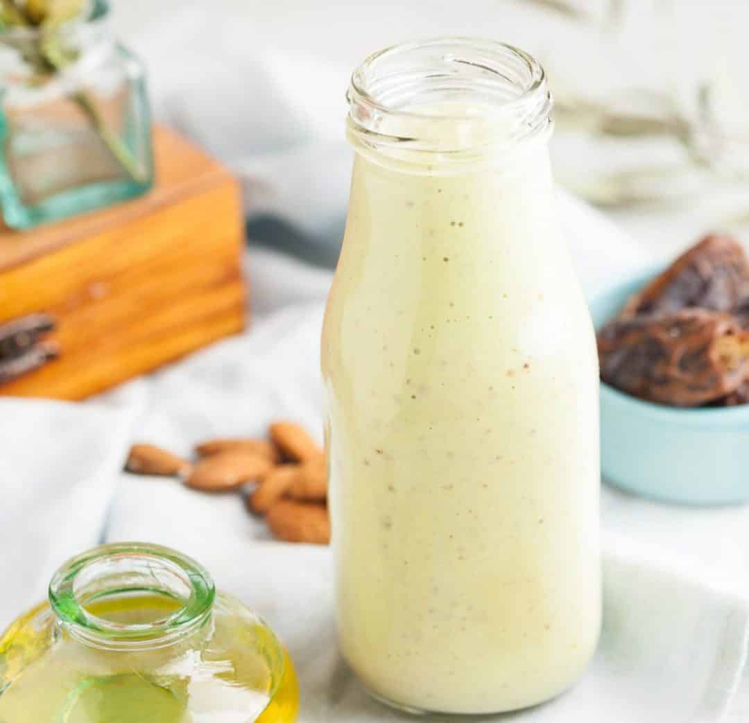 Smoothie with almonds and butter